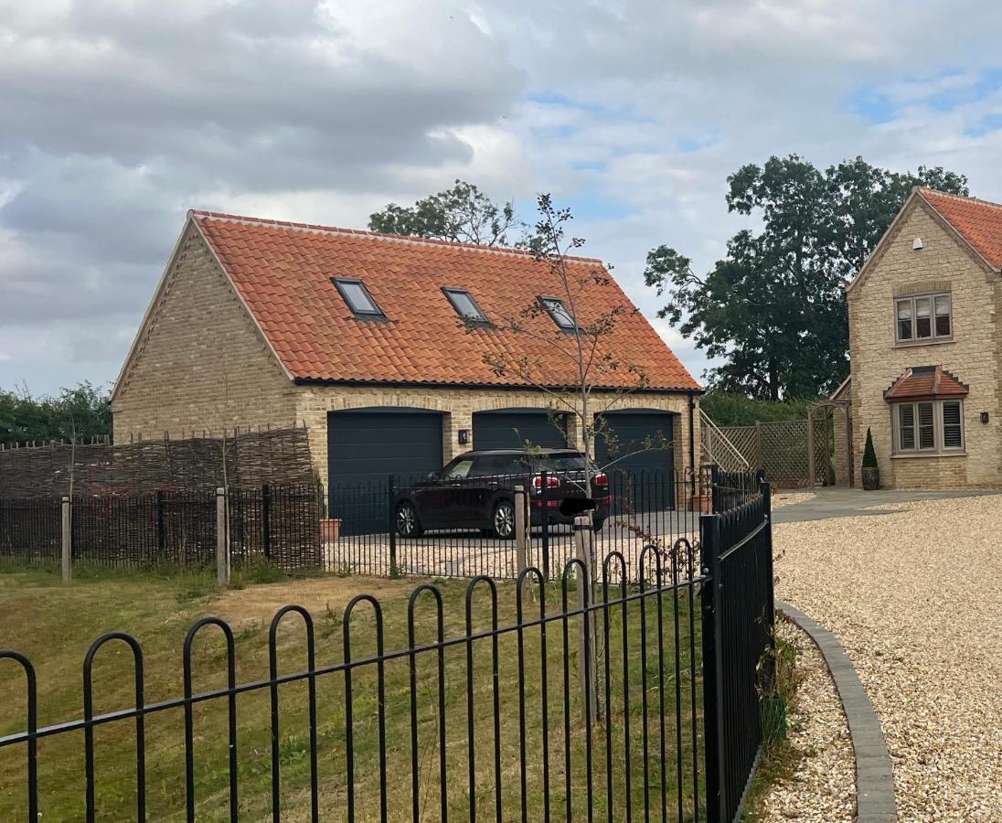 Entire Loft Space In Quiet Village Near Roman City Of Lincoln Bagian luar foto